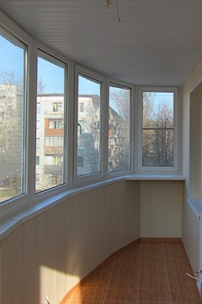 Finition du balcon avec des panneaux en plastique