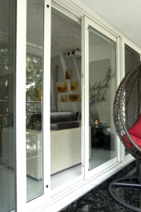 Porte en plastique au balcon