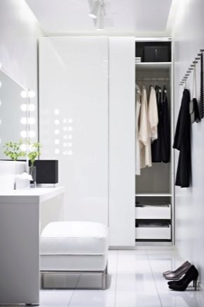 Białe szafki Ikea w nowoczesnym wnętrzu