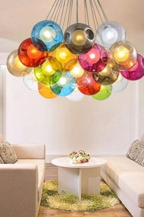 Kolorowe żyrandole i modele z wielokolorowymi abażurami