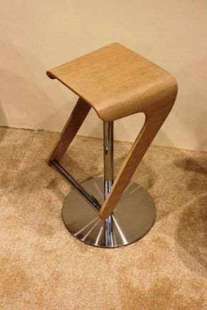 Designerskie krzesła barowe w nowoczesnym wnętrzu