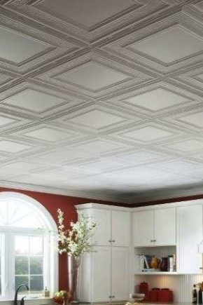 Comment bien coller les dalles de plafond ?
