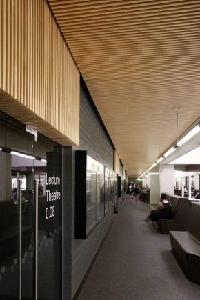 Plafonds à crémaillère en design d'intérieur