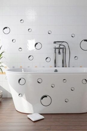 Autocollants pour carrelage dans la salle de bain: caractéristiques et options d'utilisation du décor