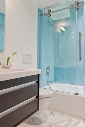 Rideaux de salle de bain coulissants: caractéristiques de conception et conseils d'installation