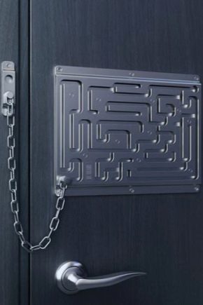 Łańcuchy na drzwiach: odmiany i metody instalacji