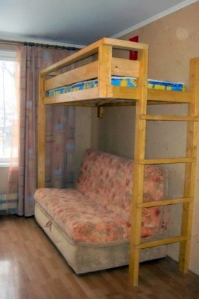 Łóżka piętrowe z sofą poniżej dla rodziców: odmiany i subtelności do wyboru