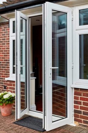 Quincaillerie pour portes en plastique: types et conseils de choix