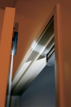 Cechy i urządzenie zatrzasków elektromagnetycznych