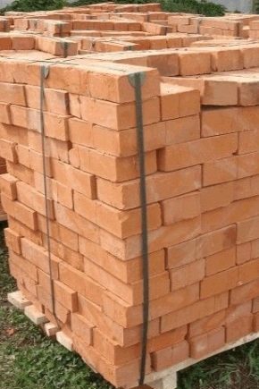 Combien pèse une palette de briques et de quoi dépend ce poids ?