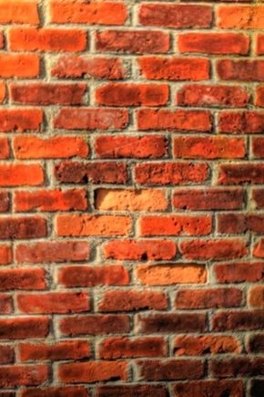 Grubość ściany z cegły: od czego to zależy i jaka powinna być?