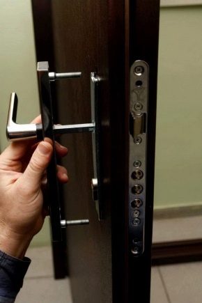 Remplacement de la serrure de la porte d'entrée - instructions étape par étape pour différents types de mécanismes