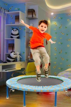 Trampoliny dla dzieci do domu: co są i jak wybrać?