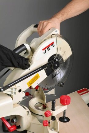 Scies à onglets pour le bois: caractéristiques et conseils pour choisir