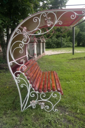 Wszystko o ławkach z baldachimem