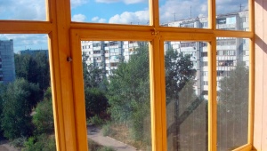 Przeszklenia balkonów ramami drewnianymi