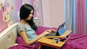 Wybór stolika na laptopa w łóżku