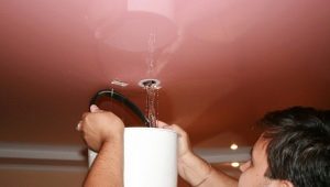 Jak samodzielnie spuścić wodę z sufitu napinanego