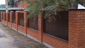 Ogrodzenie z ceglanymi filarami: piękne opcje wystroju