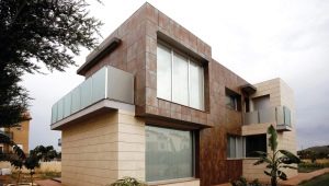 Piękne wentylowane elewacje z gresu porcelanowego: zalety instalacji w domach wiejskich