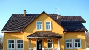Wykończenie elewacji domu kornikiem