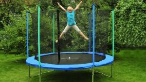 Trampoliny z siatką na letnią rezydencję: rodzaje i kryteria wyboru