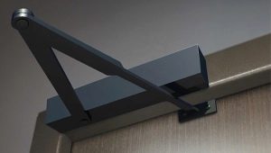 Instalowanie samozamykacza na metalowych drzwiach wejściowych