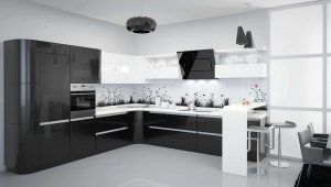 Casques noirs et blancs à l'intérieur de la cuisine
