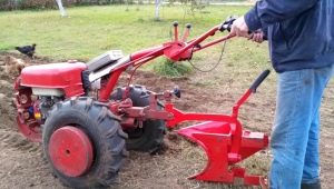 Comment choisir et installer une charrue pour tracteurs à conducteur marchant Salute ?