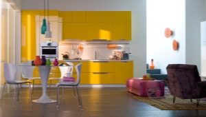 Cuisine jaune à l'intérieur