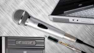 Jak podłączyć mikrofon karaoke do komputera i laptopa?