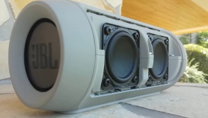 Jak zdemontować głośnik JBL?