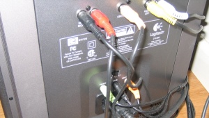 Jak podłączyć subwoofer do komputera?
