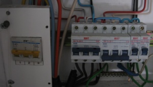Jak podłączyć generator do sieci trójfazowej w domu?