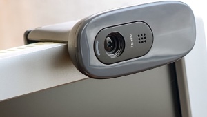 Jak podłączyć i skonfigurować kamerę internetową do mojego komputera?