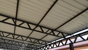Wszystko o zadaszeniach z profilu metalowego, przylegającego do domu