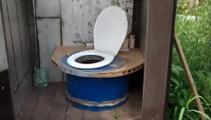 Robienie wiejskiej toalety z beczki