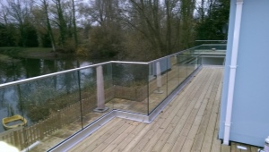 Czym są balustrady szklane i jak je montować?