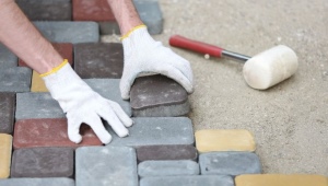 Układanie płyt chodnikowych na betonowej podstawie