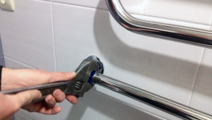Jak wypuścić powietrze z podgrzewanego wieszaka na ręczniki?