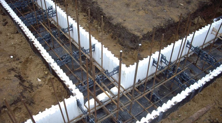 Szalunek stały ze styropianu na fundament