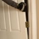 Comment retirer correctement la porte de ses gonds ?