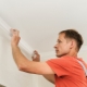 Jak samodzielnie przykleić cokół sufitowy do sufitu napinanego?