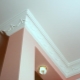 Jak wybrać listwę przypodłogową do sufitu napinanego?