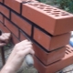 Jak prawidłowo ułożyć cegłę pod fugą?