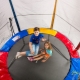 Charakterystyka i wskazówki dotyczące wyboru trampolin dla dzieci z siatką do domu