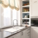 Mycie przy oknie w kuchni: plusy, minusy i design