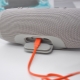 Jak naładować głośnik JBL?