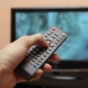 Dlaczego telewizor nie reaguje na pilota i co mam zrobić?