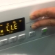 Samooczyszczanie pralki Hotpoint-Ariston: co to jest i jak ją uruchomić?